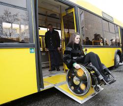 Нові столичні автобуси будуть «дружніми» до інвалідів