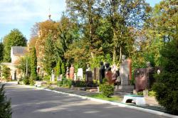столичных кладбищах
