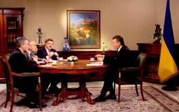 Янукович пообещал помочь Попову руководить Киевом