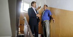 Попов проверил, как красят подъезды и меняют лампочки