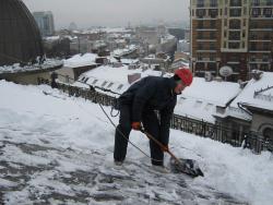 снег на крыше